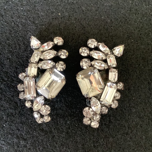 Vintage fancy rhinestone clip on earrings. - Picture 1 of 4